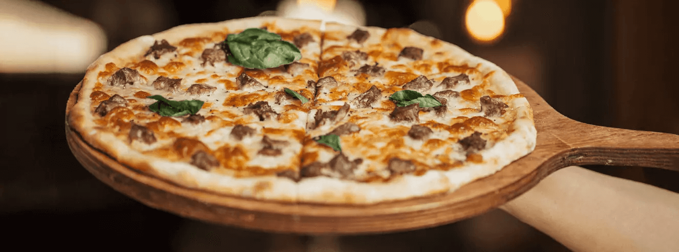 pizza en una tabla de madera