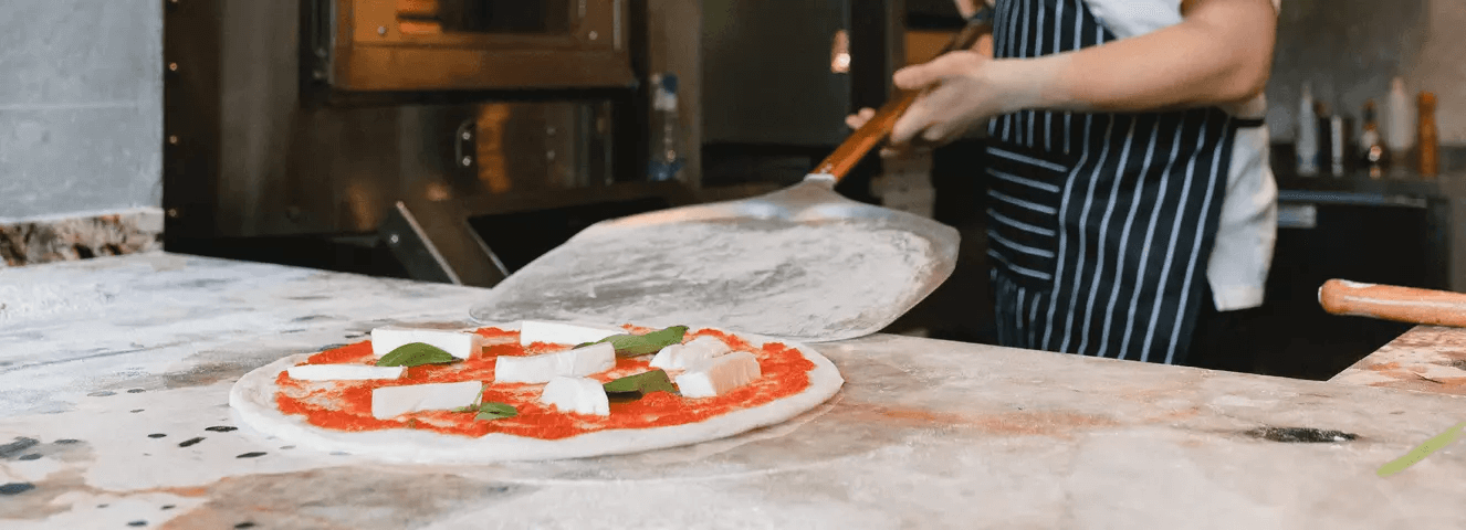 pizza a punto de entrar en el horno