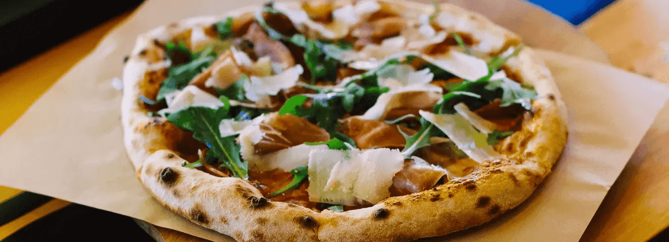 pizza en tabla de madera